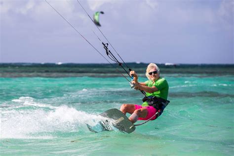 Richard Branson explains kiteboarding with naked model Denni。